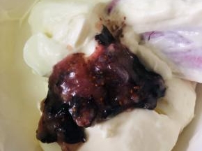 小碗小刮刀，取120克基础冰淇淋，搅拌均匀，分装入小盒子～这里你可以换成任何其他的水果，樱桃，草莓，红心火龙果，蓝莓，芒果～各种美丽