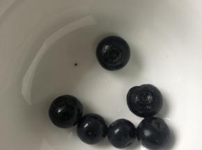 蓝莓一把～多少随意～我后来觉得少了又加了几颗，一共用了12颗