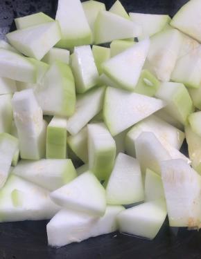 倒入葫芦，中大火煎炒至表面变色