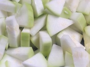 倒入葫芦，中大火煎炒至表面变色