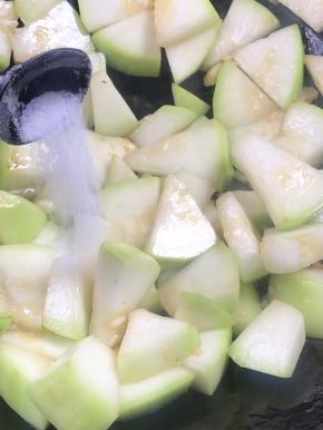 调入食盐，继续煎炒至，由白亮奶白色