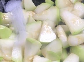 调入食盐，继续煎炒至，由白亮奶白色