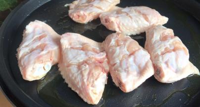 放入腌制好的鸡翅中