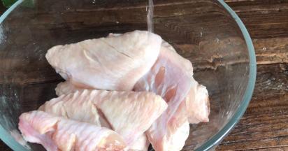 装入容器中，加入少许盐和料酒