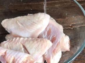 装入容器中，加入少许盐和料酒