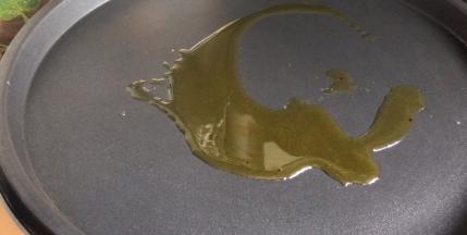 电饼档插上电源，淋入食用油