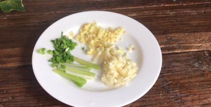 腌制的时间，备好香葱、姜末和蒜末