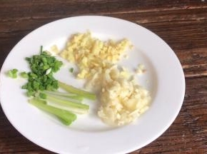 腌制的时间，备好香葱、姜末和蒜末