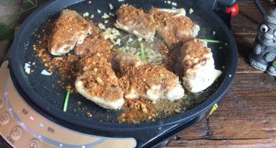 自动关机后，开盖，撒入所有的调料