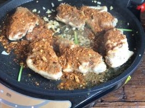 自动关机后，开盖，撒入所有的调料