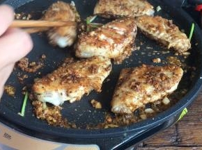 用筷子翻拌均匀，使每根翅中都裹满调料