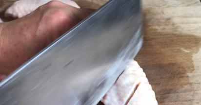 在两面都切两刀花刀（以便更容易入味）