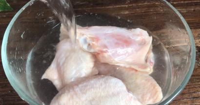 鸡翅中清洗干净，沥干水分