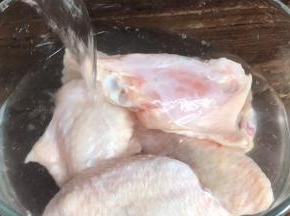 鸡翅中清洗干净，沥干水分