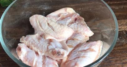 用手抓捏均匀，腌制半小时