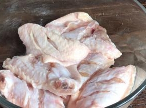 用手抓捏均匀，腌制半小时