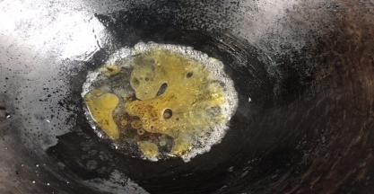 加入生抽，煮沸