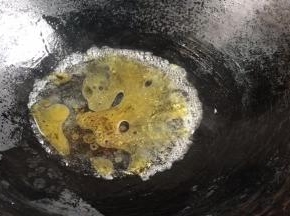 加入生抽，煮沸