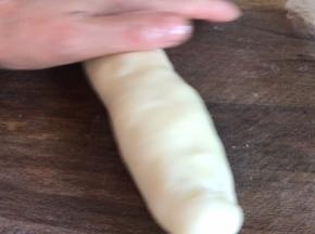 在案板上和手上抹上食用油，把面团搓成长条