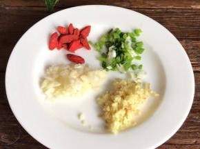 蒸土豆的同时，备好葱花、姜末、蒜末、枸杞