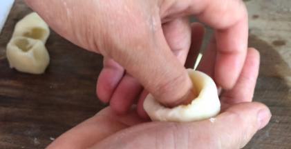 用大拇指在中间团成小窝窝