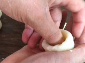 用大拇指在中间团成小窝窝