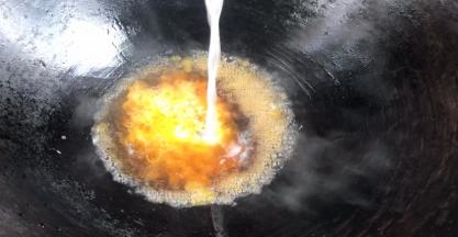 淋入淀粉水勾芡