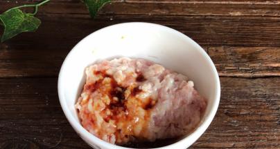 加入料酒、酱油