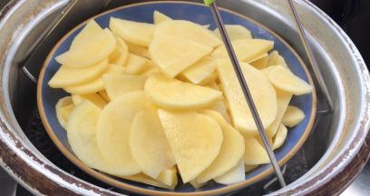 放入开水锅中蒸熟透，约半小时左右