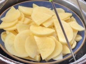 放入开水锅中蒸熟透，约半小时左右