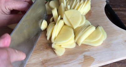 土豆洗净去皮后，切成薄片