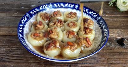 把芡汁淋在土豆窝窝上面