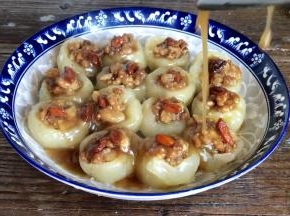 把芡汁淋在土豆窝窝上面