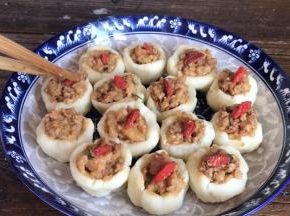 再把枸杞放在上面