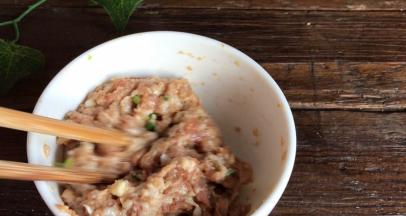 顺着一个方向搅拌至上劲，能成团，腌制一会