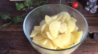 把蒸好的土豆取出，倒入大点的容器中