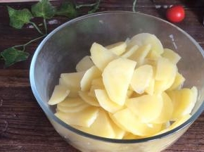 把蒸好的土豆取出，倒入大点的容器中