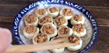 把腌制好的肉末，装满土豆窝窝
