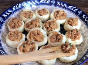 把腌制好的肉末，装满土豆窝窝