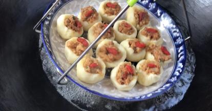 放入开水锅中，大火蒸十分钟