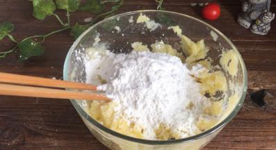 加入土豆淀粉，拌成絮状