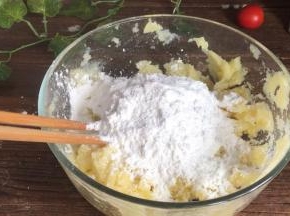 加入土豆淀粉，拌成絮状