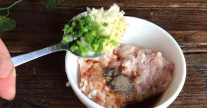 葱花、姜末、蒜末