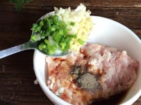 葱花、姜末、蒜末