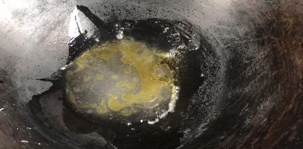热锅倒入食用油和少许清水