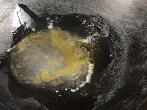 热锅倒入食用油和少许清水