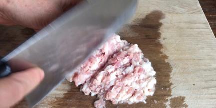 把五花肉去皮，切成薄片后，剁成肉末