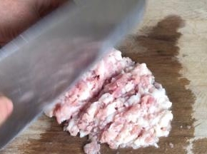 把五花肉去皮，切成薄片后，剁成肉末