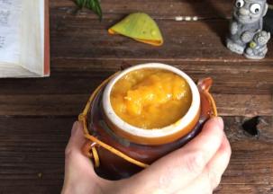 拿起容器震动几下排气