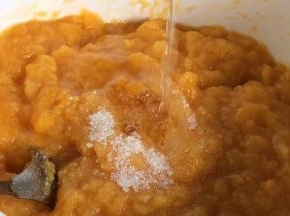 加入白糖和柠檬汁，小火煮开